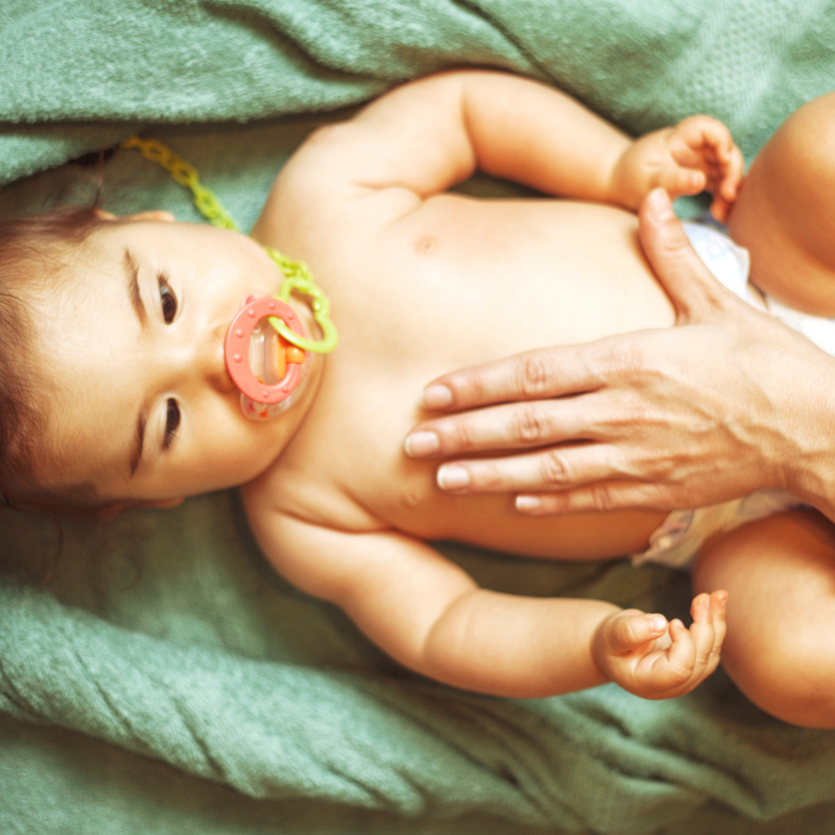 Massage bébé : quels bienfaits et comment le réaliser ?